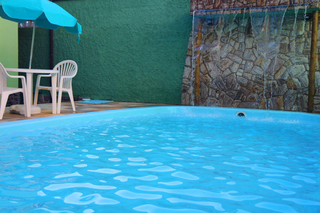 Lazer e Conforto junto à natureza, piscina e cascata